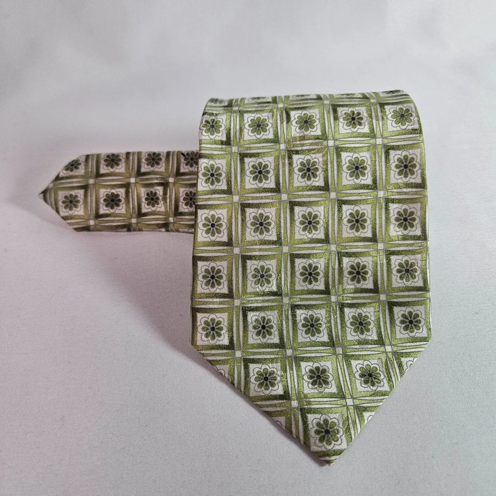 New Geoffrey Beene 100%‎ Silk Hand Made Tie Geometric Green 3.75